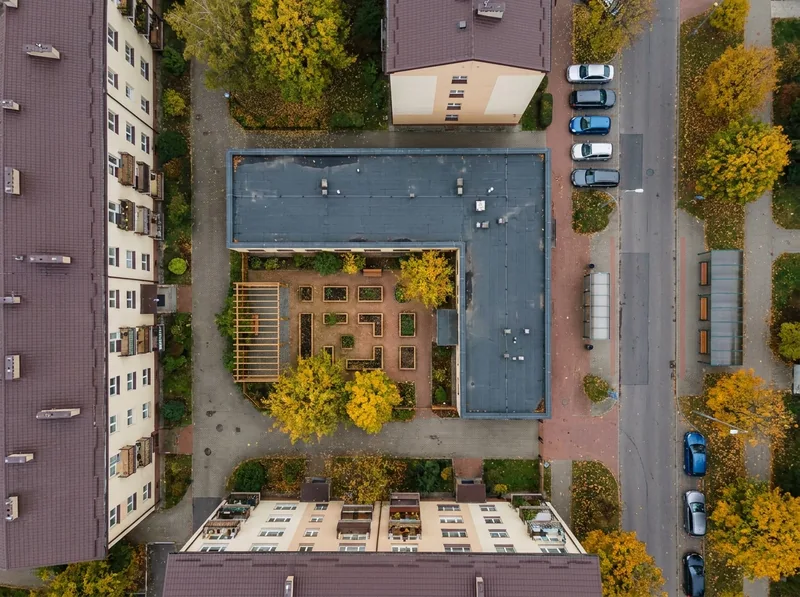 Dzienny dom seniora w kwartale miejskim, widok z góry