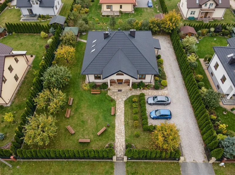 Kameralny dom opieki w willi z ogrodem, widok z góry