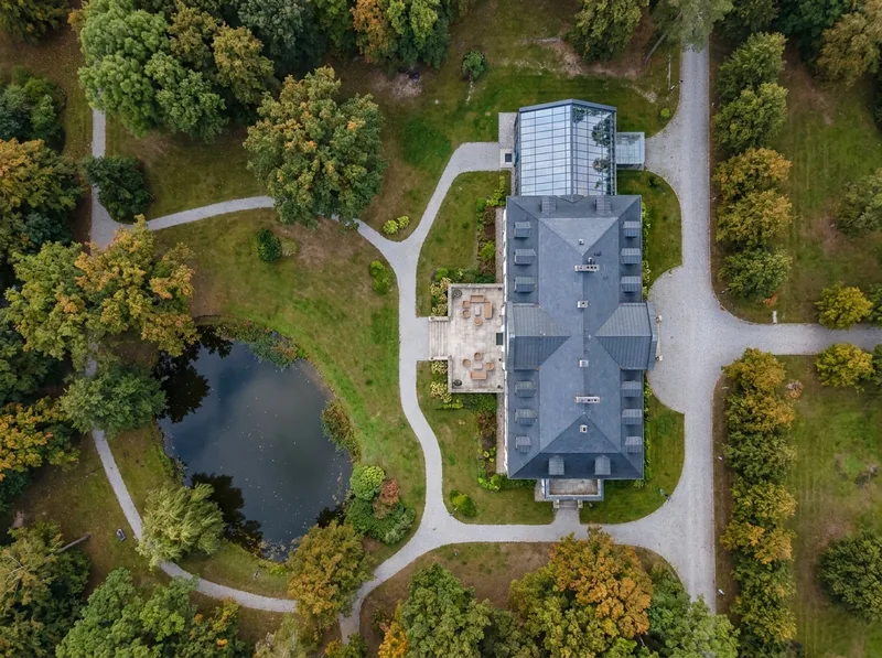 Rezydencja seniora w parku, widok z góry